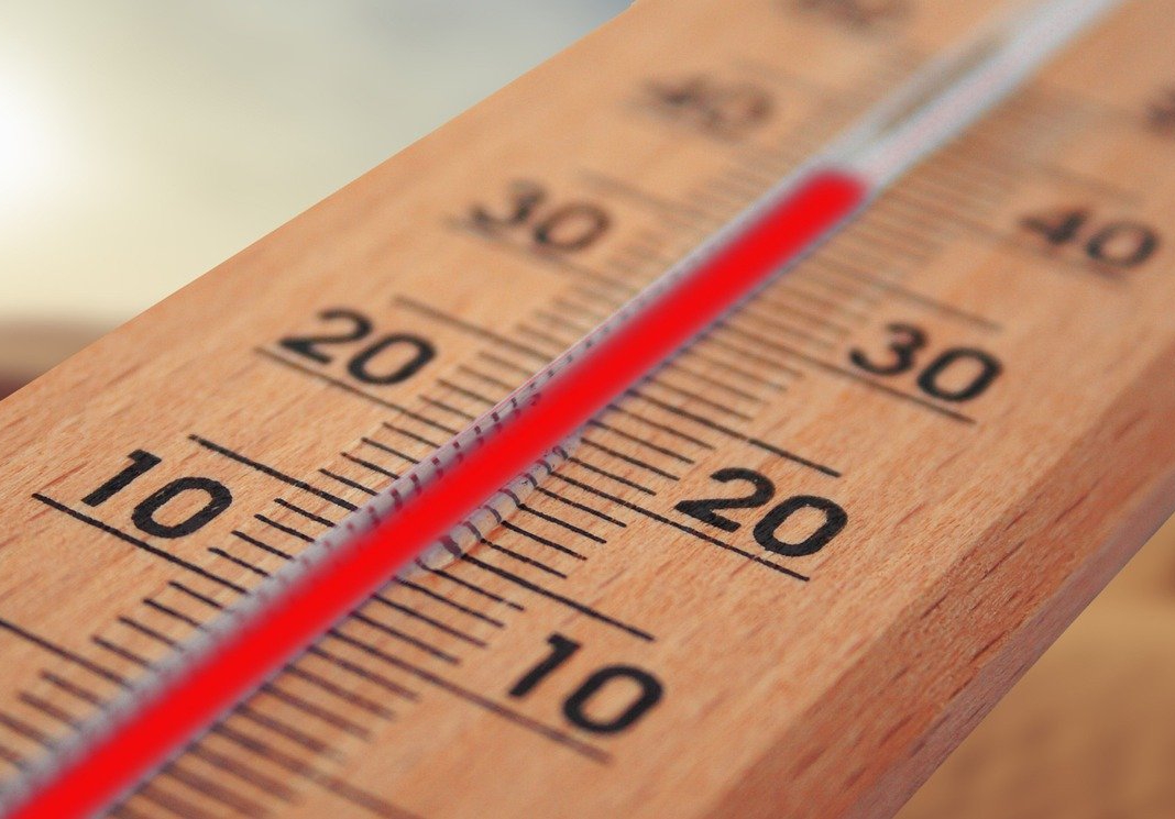 Thermometer mit sehr hoher Raumtemperatur von circa 40 Grad